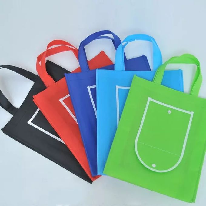 Los bolsos de compras reutilizables rojos claros que doblan en ellos mismos modificaron el logotipo para requisitos particulares